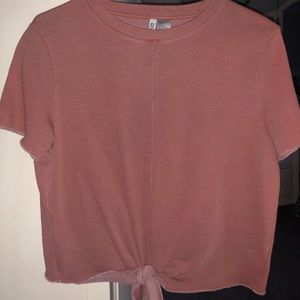 T-shirt with knot